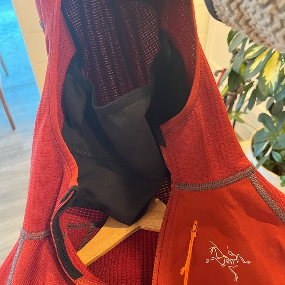 Arcteryx Konseal Hoodie (burgundy with gray trim color) - Picture 4 of 4